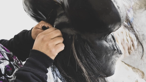 El diablo está en los detalles, el pelo de las máscaras se injerta mechón por mechón