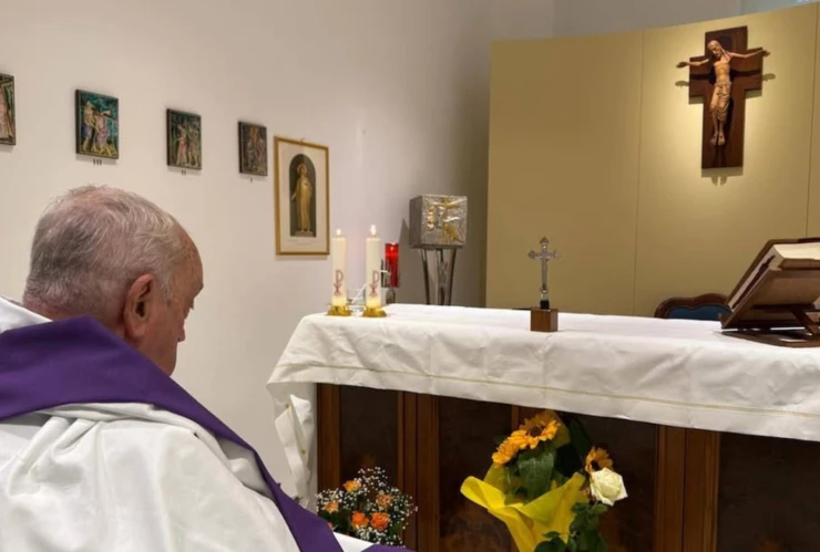 Estado de salud del papa Francisco 16 de marzo 2025, primera foto desde el hospital.png