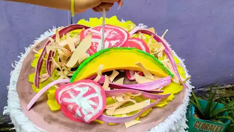 Artesano crea piñata de panucho y se viraliza, VIDEO