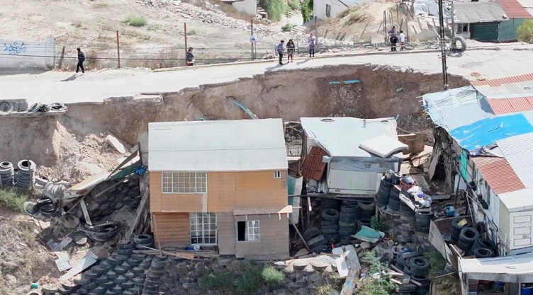 Hundimiento de casas en Tijuana.