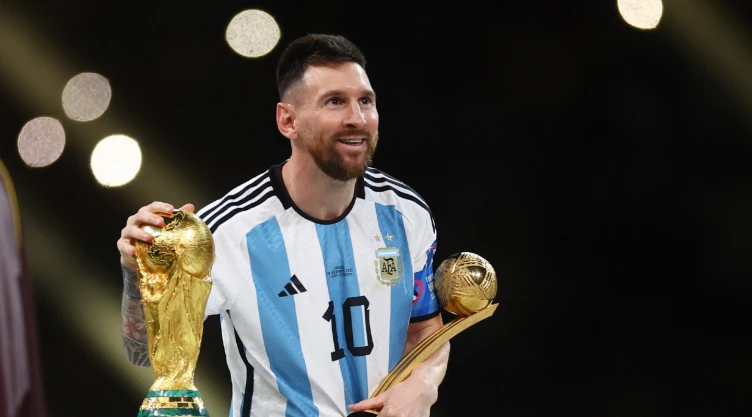 Lionel Messi con la Copa del Mundo