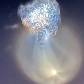 Efecto medusa: el fenómeno luminoso que dejó el cohete Falcon 9 de SpaceX en el cielo de Florida