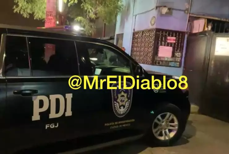 Servicios periciales de la Fiscalía General de Justicia de la Ciudad de México llegaron al lugar y realizaron el levantamiento del hombre que asesinó a su esposa en la alcaldía Iztapalapa.