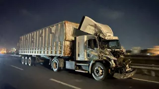 Autoridades aseguraron la unidad de carga mientras realizan peritajes sobre el siniestro