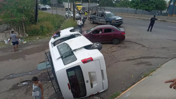 Camioneta volcada en Mazatlán