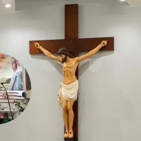 Cruz con Jesucristo en una iglesia.