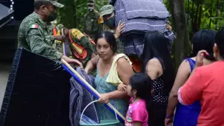 También otorgaron 2 mil 977 consultas médicas, colocaron 87 mil 508 sacos terreros para la contención de los niveles pluviales y se trasladaron vía aérea 810 apoyos para la canasta básica de las familias (aceite vegetal, harina de maíz, pasta para sopa, azúcar, huevo, frijoles enlatados y atún, entre otros).