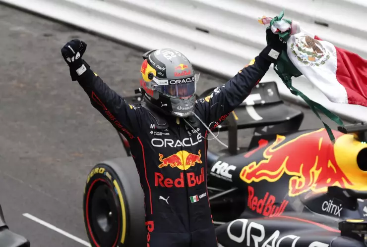 Checo Pérez celebra el triunfo del Gran Premio de Mónaco con la bandera de México