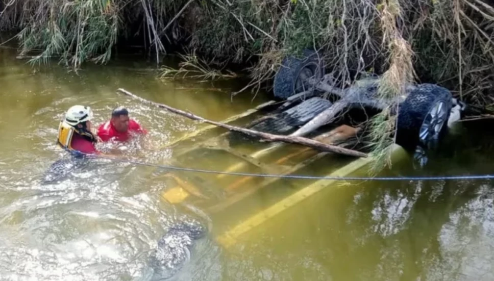 Rescatan 14 cuerpos dentro de una camioneta sumergida en un canal de Nuevo León.