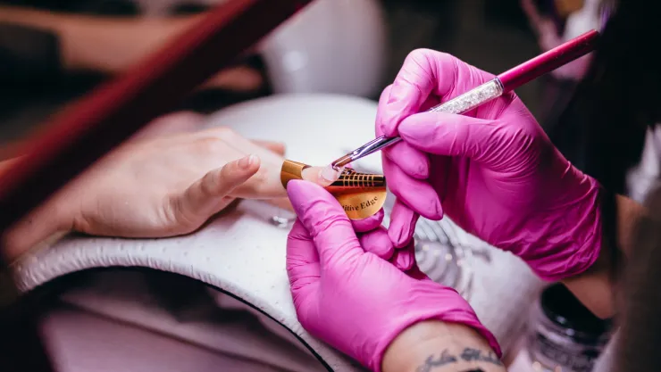 ¿Cuál es el color de uñas de la temporada verano 2024? ¡Atrévete a probarlo!