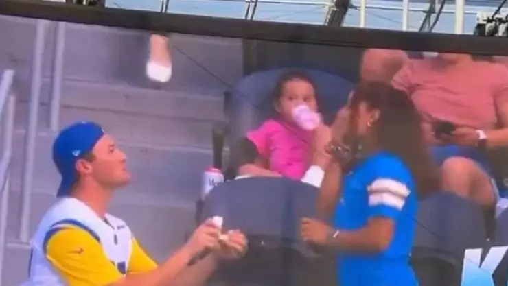 VIDEO_ Aficionado de los Rams pide matrimonio en el estadio y fue rechazado.jpg