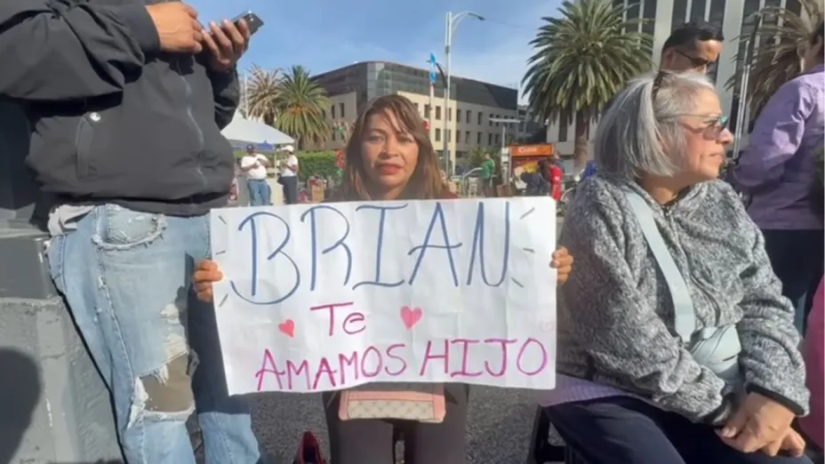 Madre acude a apoyar a su hijo en el Desfile Militar 2026