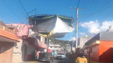 ¡Pudo ser un peligro! Trampolín termina en una azotea entre cables de alta tensión tras vientos fuertes (VIDEO VIRAL).jpg