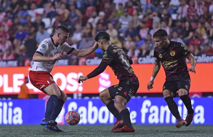 Victor Guzmán pelea el balón de Santiago Ormeño