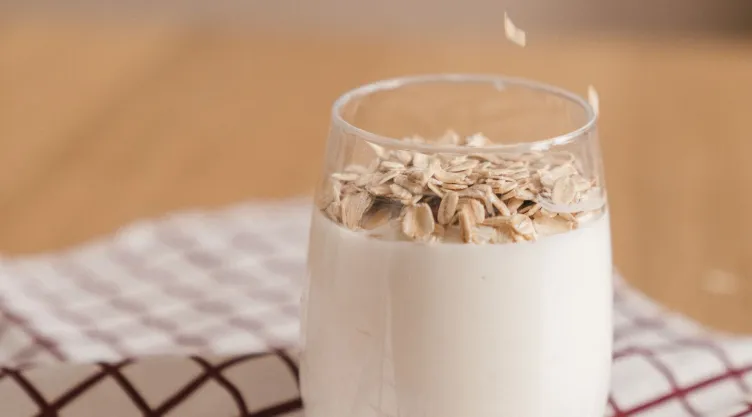 Esta es la bebida de avena, canela y proteína que mejora tu rendimiento físico