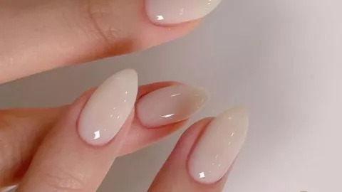 7 diseños de uñas recomendados y hechos por la IA para ponerte en marzo 2026