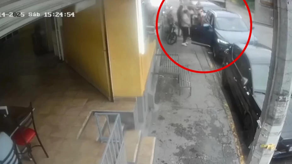 Grupo roba camioneta a plena luz del día en Cuernavaca.