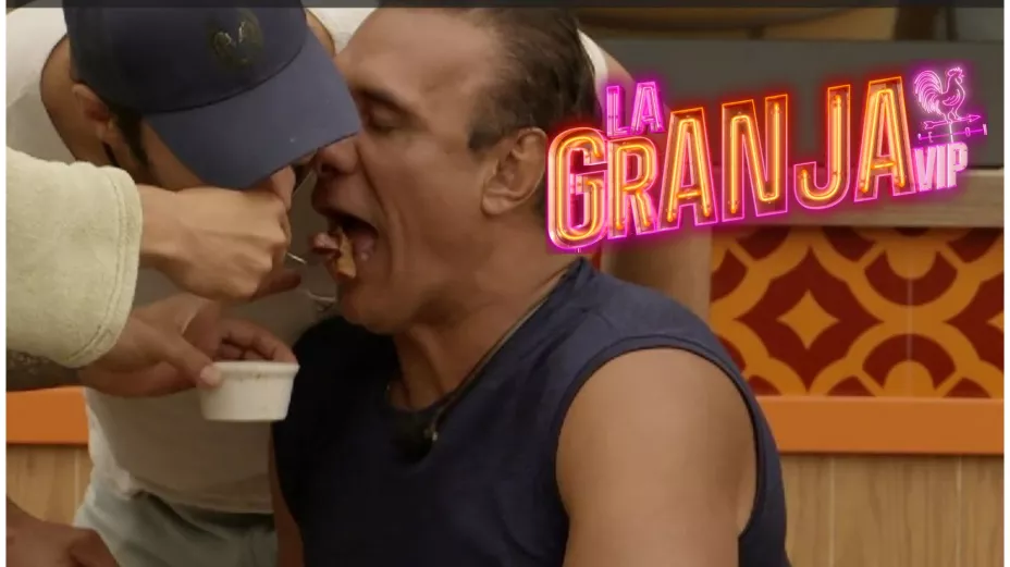 Kike Mayagoitia besa a El Patrón en la boca y es captado en VIDEO.