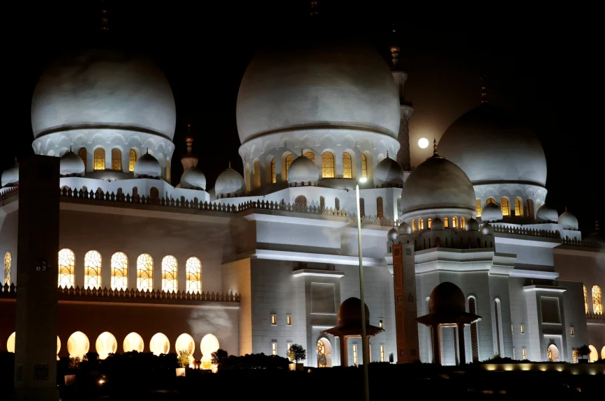 En todo el mundo, desde el Taj Mahal a la Torre Eiffel, la gente mirará al cielo con la esperanza de ver a la Luna de sangre, que lucirá naranja, marrón o roja