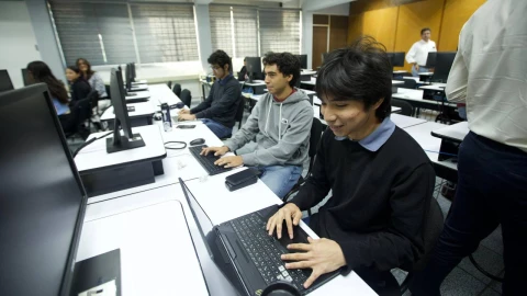 Alumno de la Prepa en Línea estudia con una notebook