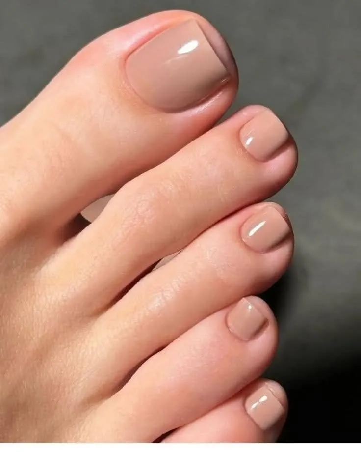 Pedicura nude beige para pies elegantes