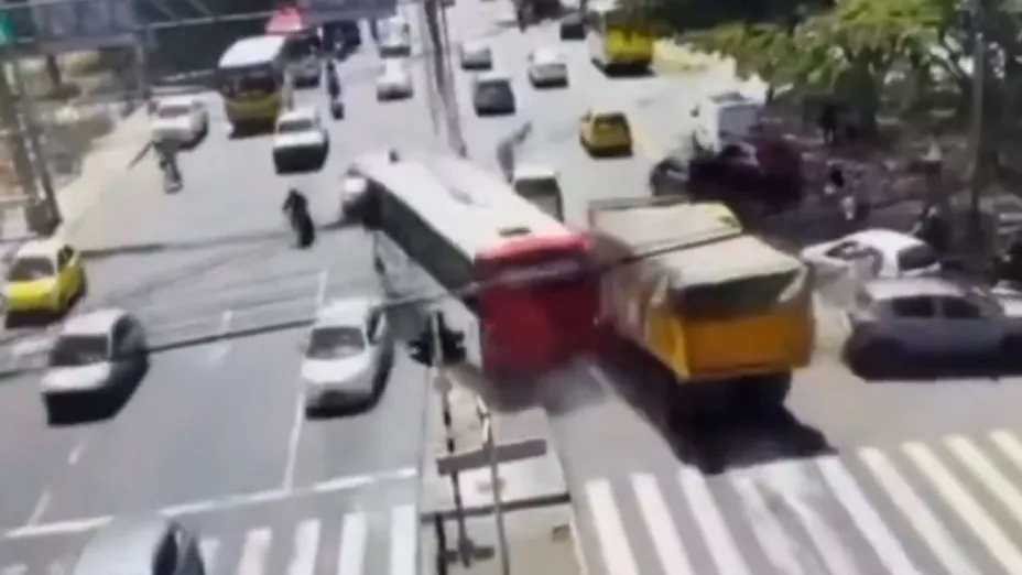 Volqueta arrolla 12 vehículos en Medellín: tres heridos y cierre parcial de la avenida 80