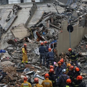 Edificio colapsa sobre vivienda habitada en Brasil