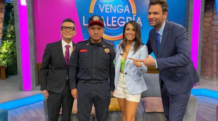 Oficial devolvió recipiente con 6 mil pesos en el metro de la CDMX.