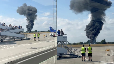 Columna de humo en el aeropuerto de Southend, Londres, el 13 de julio de 2025.