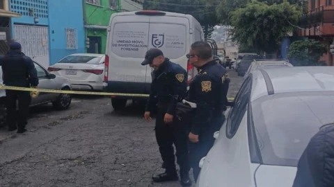 Hallan hombre sin vida y con signos de violencia en cajuela de un auto en la Álvaro Obregón. En la imagen se observa el operativo realizado por los cuerpos de emergencia de la CDMX.
