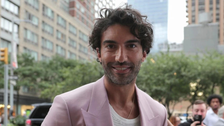 Justin Baldoni demanda a Ryan Reynolds y The New York Times por Blake Lively