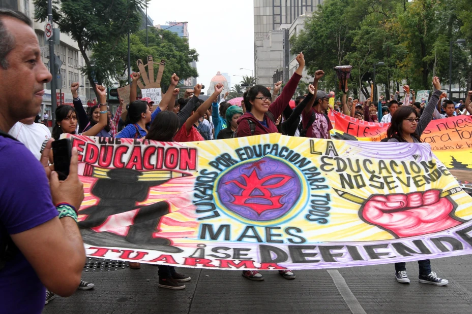 Jóvenes demandan más lugares en instituciones educativas