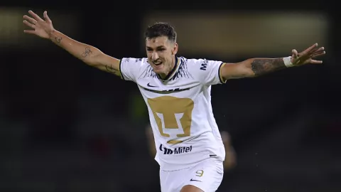 Juan Ignacio Dinenno celebra un gol con Pumas