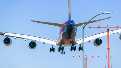 Avión a punto de aterrizar EUA.jpg