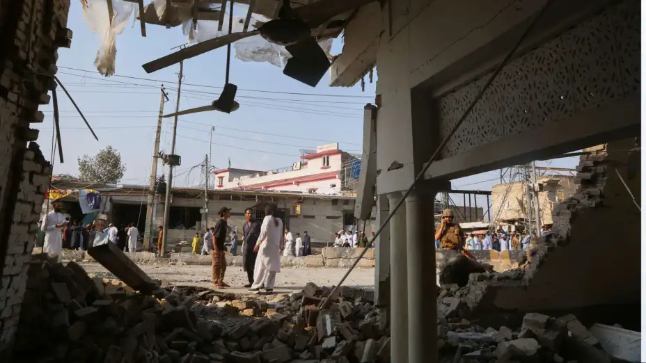 Daños en una mezquita tras un atentado con bombas en Kohat, Pakistán.