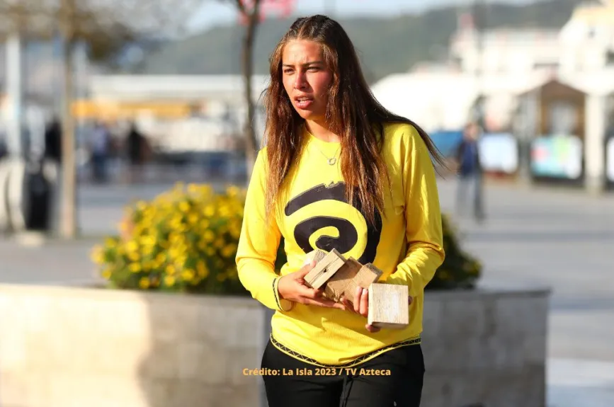 Alexa lleva una buena cantidad de letras, sin embargo, le faltan para completar una palabra.