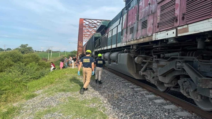 Mujer fue arrollada por sentarse en las vías del tren en Michoacán; sus restos fueron localizados a 30 metros del accidente