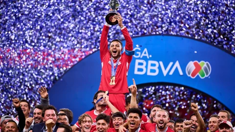 Alexis Vega alza el título con el Toluca en el Torneo de Clausura 2025.