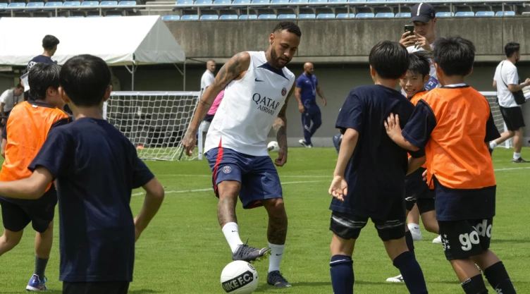 Neymar entrenado con niños japoneses