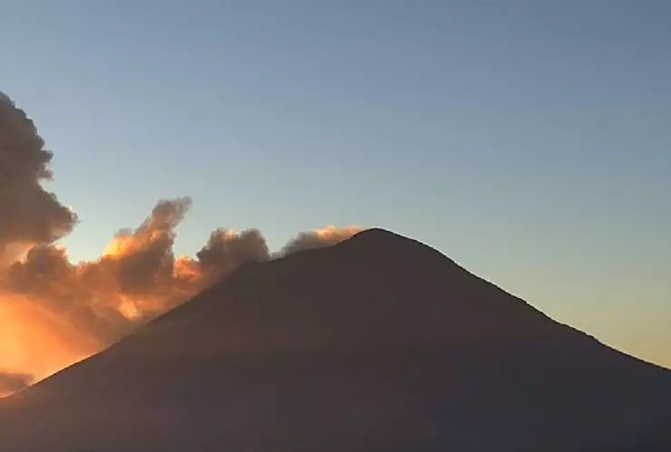 El volcán Popocatépetl lanzó una fumarola que se elevó a 2 kilómetros sobre el cráter este jueves 12 de enero de 2023.