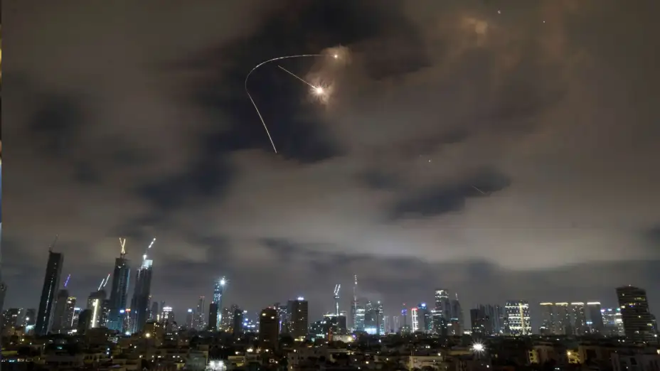 El sistema de defensa antiaérea israelí intercepta misiles iraníes.