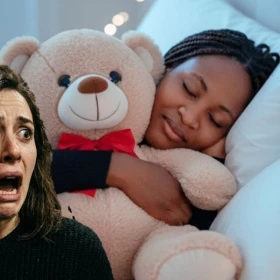Por qué NO debes dormir abrazado de un peluche: la escalofriante razón