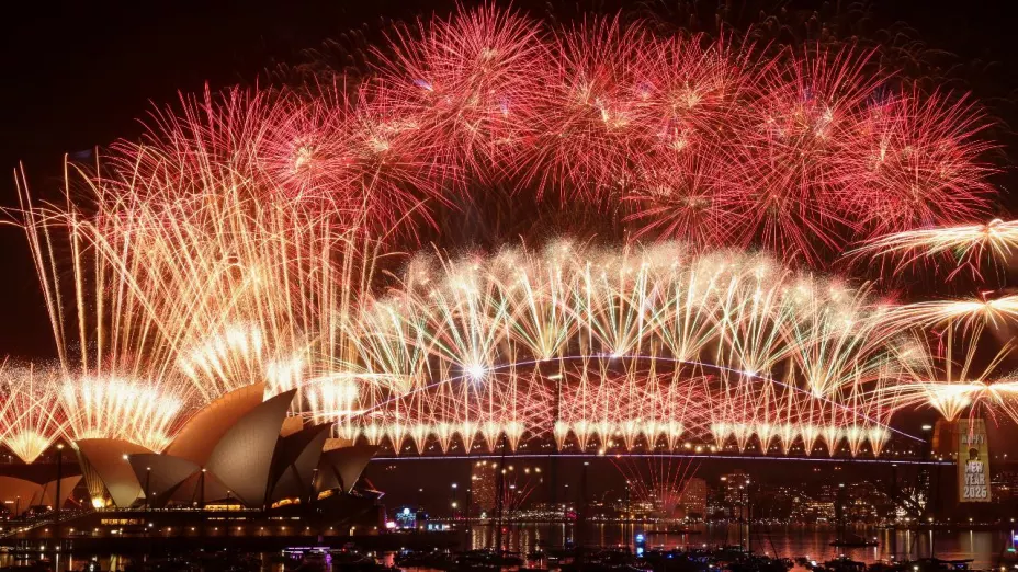Fuegos artificiales explotan sobre el Puente del Puerto de Sídney para celebrar el Año Nuevo en Sídney, Australia, el 1 de enero de 2026