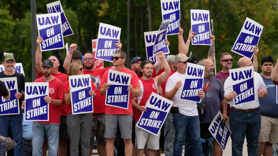 Trabajadores afiliados al sindicato automotor UAW.
