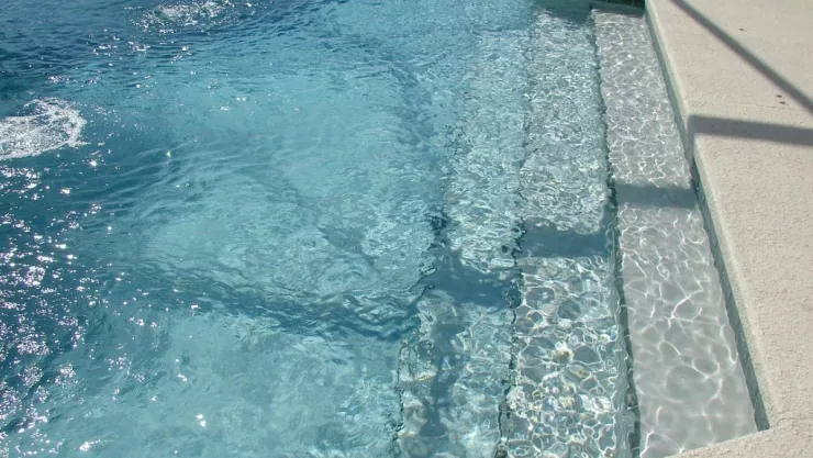 Niño y hombre mueren electrocutados en alberca en Apodaca