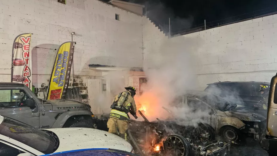 Voraz incendio arrasa con siete autos en la colonia Independencia