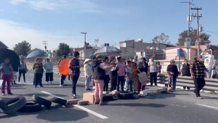 Vecinos de Ecatepec en el Circuito Exterior Mexiquense protestan por falta de agua.