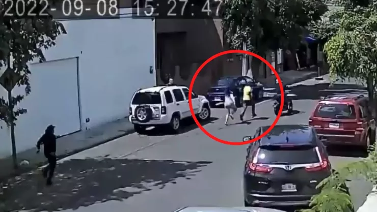 mujer es asaltada y alcanza a su asaltante para golpearlo en las calles de la colonia santa tere en gdl.jpg