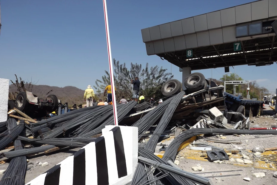 Tráiler choca en Autopista del Sol