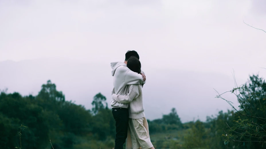 ¿El futuro del amor? Así puedes generar un video con IA para abrazar a alguien